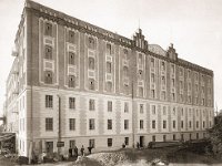 Paromlin, Trnjanska cesta 1905. godine  Građevine proizvodnog sklopa oblikovane su utilitarno-racionalističkim formalnim govorom, isprva s osloncem na protoindustijsku arhitektoniku klasicističke stilizacije (projekti ateliera Honigsberg & Deutsch, graditelj Ivan Štefan), a potom u duhu postsecesijskog modernizma (projekti ateliera Kalda i Štefan). Zgrada ravnateljstva, jedini očuvani objekt prvog Paromlina (projekt Janka Jambrišaka, 1880., pregradnja i preoblikovanje Gjuro Carnelutti, 1895/1900), nosi značajke reprezentativnog visokog historicizma. Tvornički dimnjak (projekt tvrtke H. R. Heinicke, 1916), atraktivni je kompozicijski akcent paromlinskog sklopa.